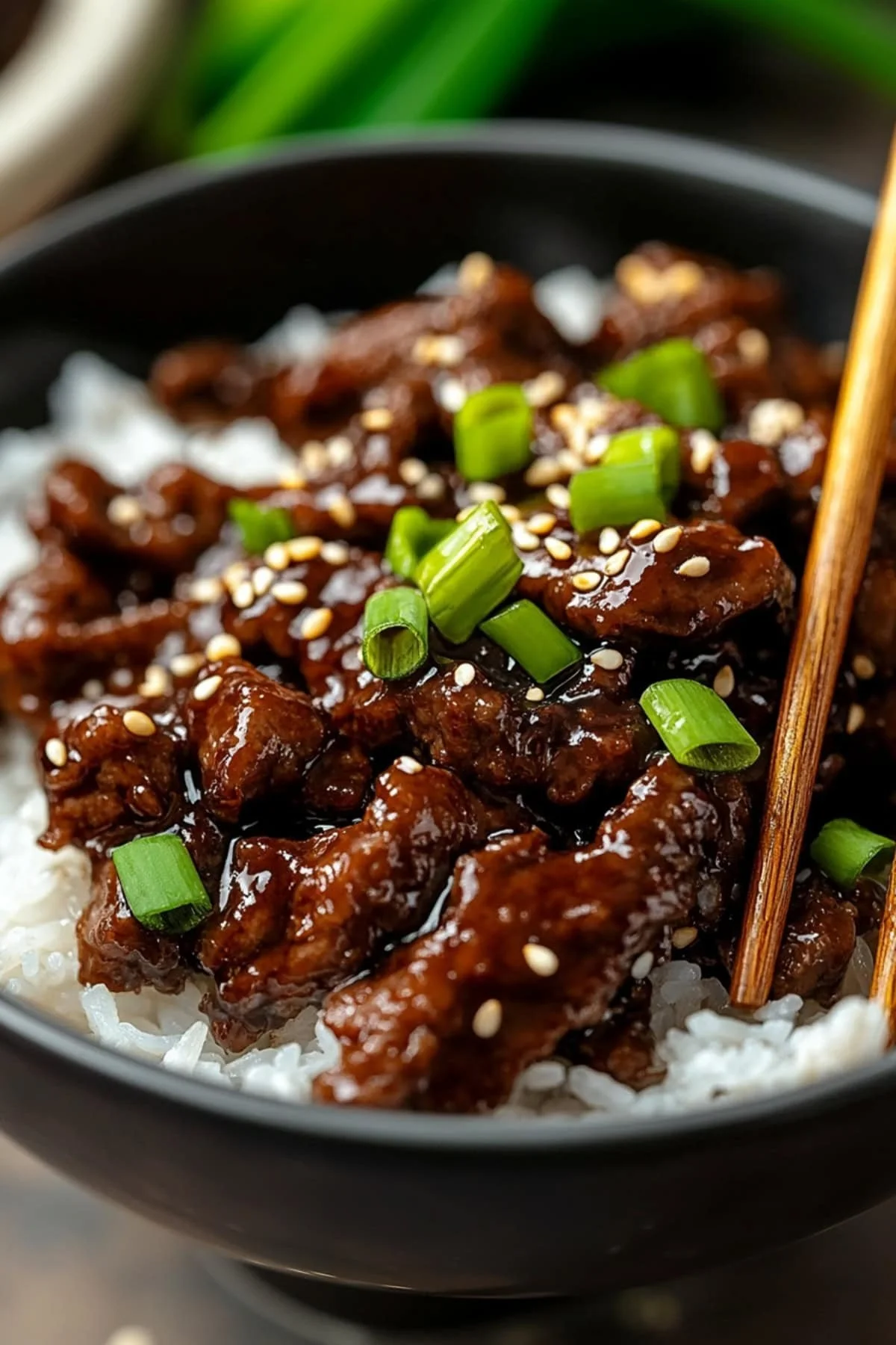 Heerlijke beef teriyaki met groenten en rijst geserveerd in een kom.