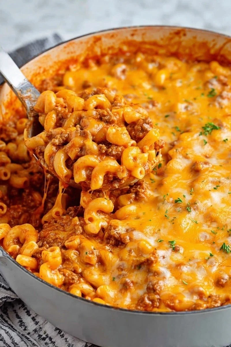 Bord met smakelijke Beefaroni pasta met vlees en tomatensaus.