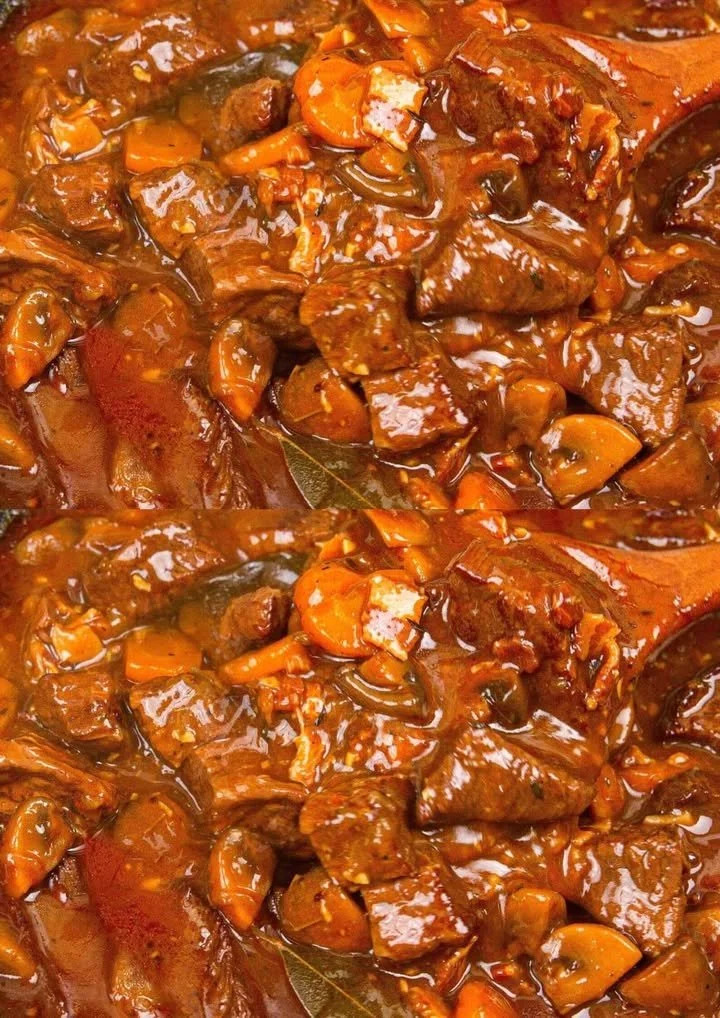 Boeuf Bourguignon, klassieke Franse rundvleesstoofpot met groenten en wijn.