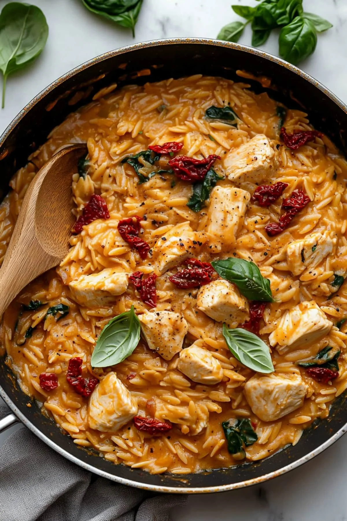 Eén pan kip orzo recept met groenten en kruiden voor een snelle maaltijd.