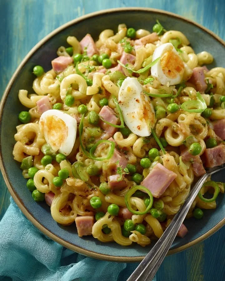 Indische macaroni met ham en ketjap gerechten op een bord