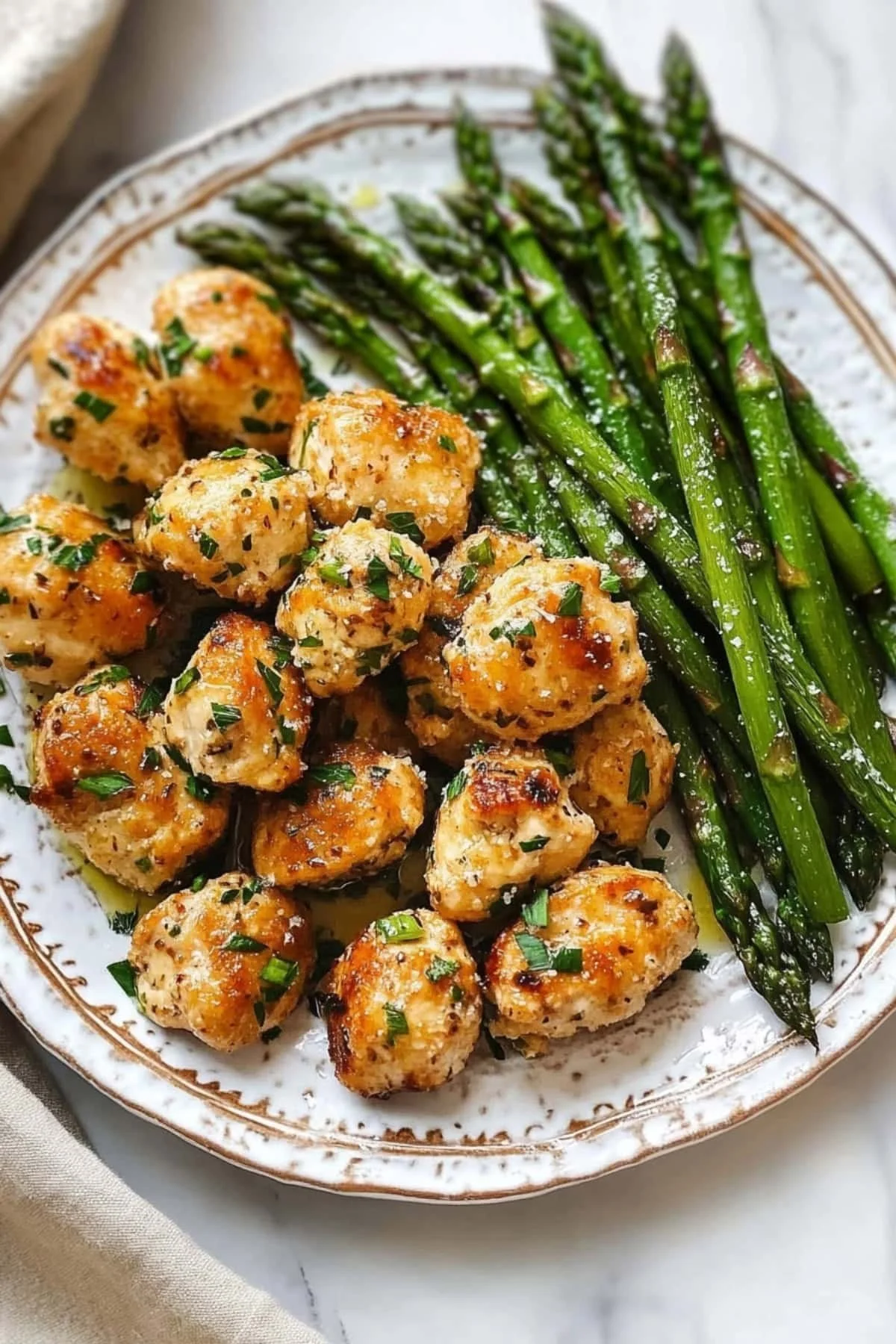 Kippenballetjes met knoflook en Parmezaan op een bord