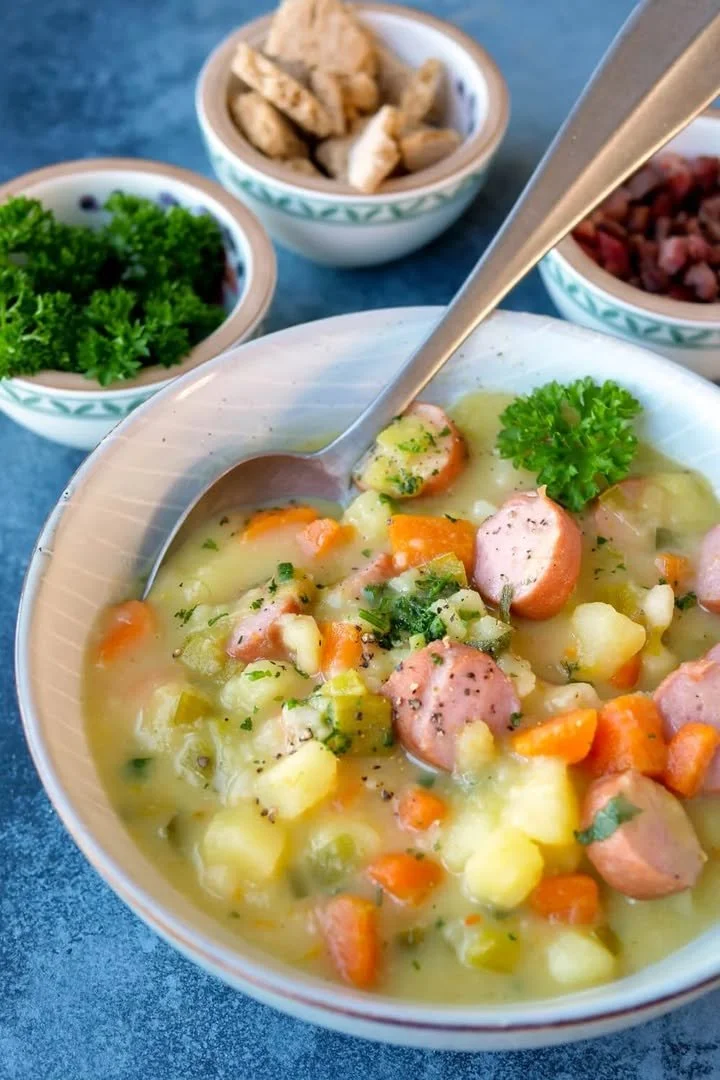 Gezellige kom oma's aardappelsoep met worstjes, rijk aan smaak en eenvoudig te maken.