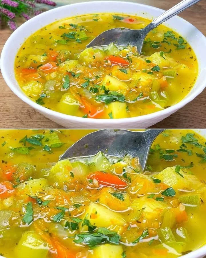 Bowl met Oma's helende groentesoep, een voedzaam en verwarmend gerecht