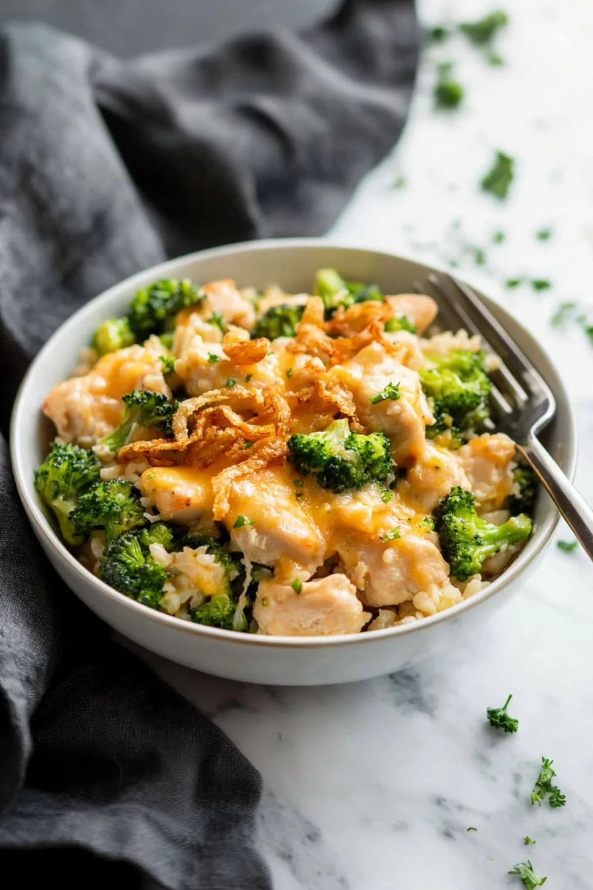 Ovenschotel met kip, broccoli en rijst, een smakelijke en simpele maaltijd.