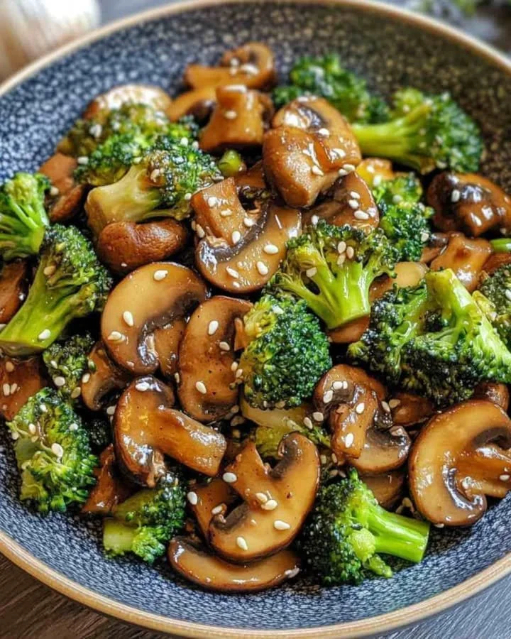 Roerbakgerecht met broccoli en champignons in een kleurrijke pan.