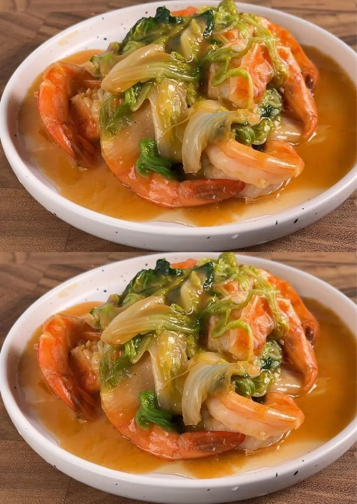 Roergebakken garnalen met Chinese kool op een bord