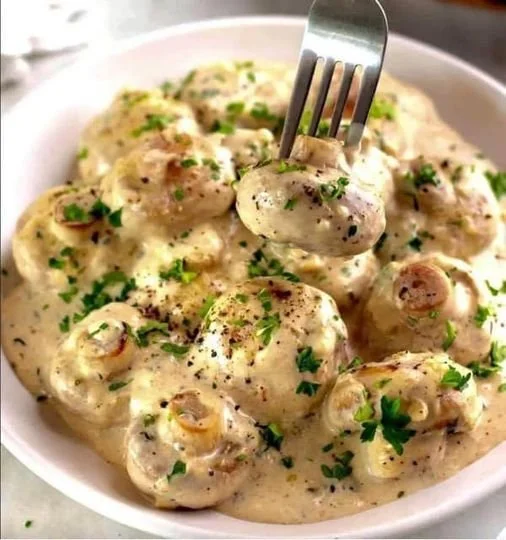 Smaakvolle romige champignonroerbak bereid met verse ingrediënten