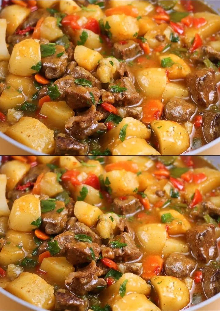 Heerlijke rundvlees en aardappelstoofpot in een pan