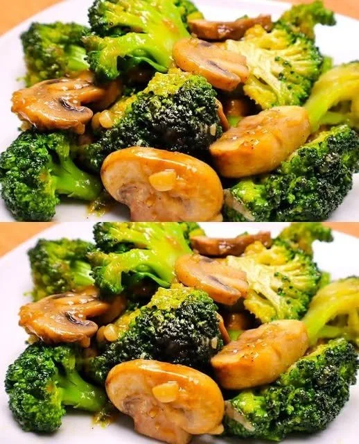 Snelle roerbak met broccoli en champignons in een pan
