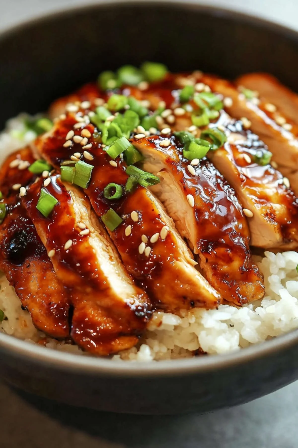Gekruide teriyaki kip op een bord met groenten en rijst