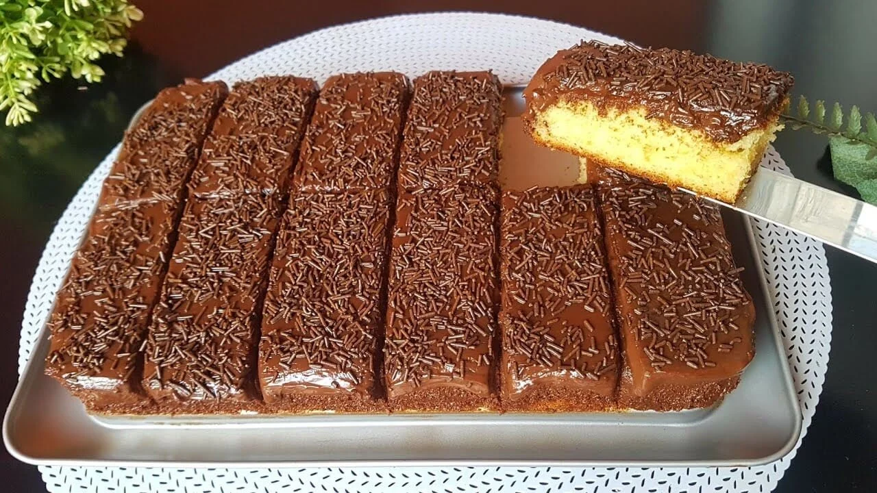Een heerlijke, zachtste cake met glazuur en fruitdecoratie.