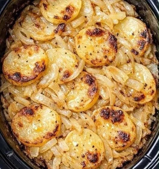 Heerlijk aardappel uien skillet voor een snel en gemakkelijk diner recept