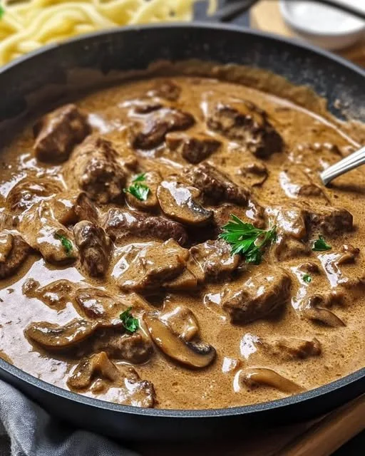 Heerlijke Beef Stroganoff met pasta en champignons op een bord