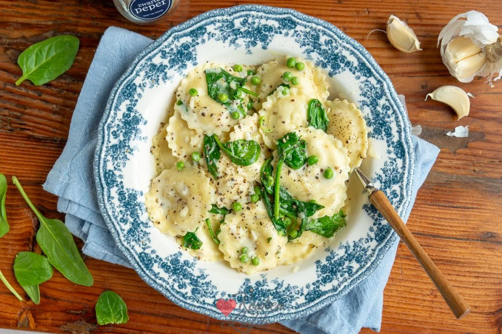 Eenpans ravioli met romige saus, eenvoudig recept voor een snelle maaltijd