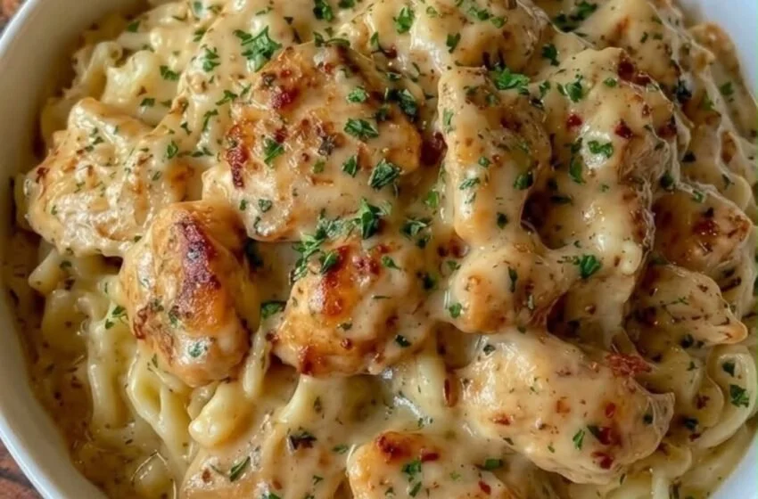 Kip met Boter Noodles eenvoudig recept op een bord