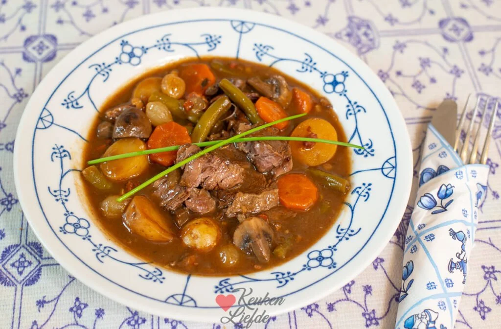 Klassieke Hollandse stoofpot met rundvlees en groenten in een diep bord