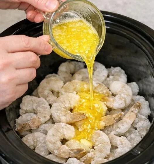 Knapperige garnalen gebakken in knoflookboter, een smakelijk gerecht.