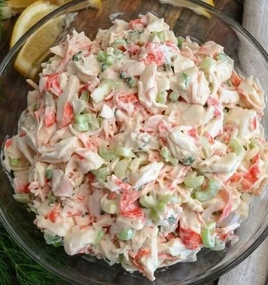 Heerlijke krab salade met verse ingrediënten op een bord