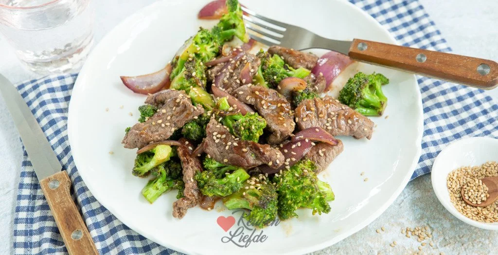 Roergebakken steak met broccoli en oestersaus op een bord