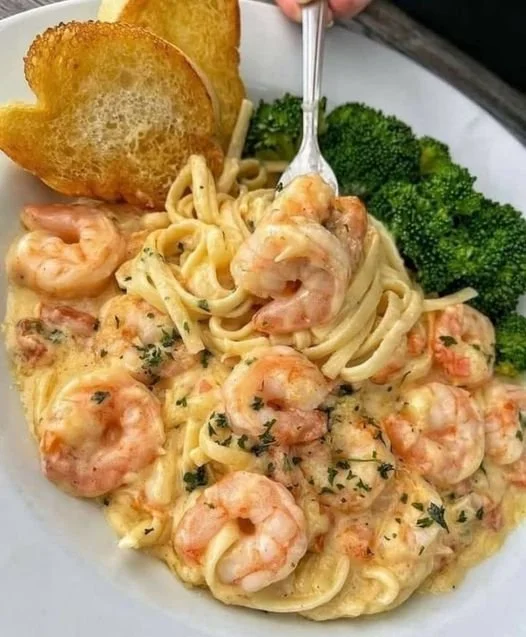 Romige Garnalen Alfredo met pasta in een gerecht