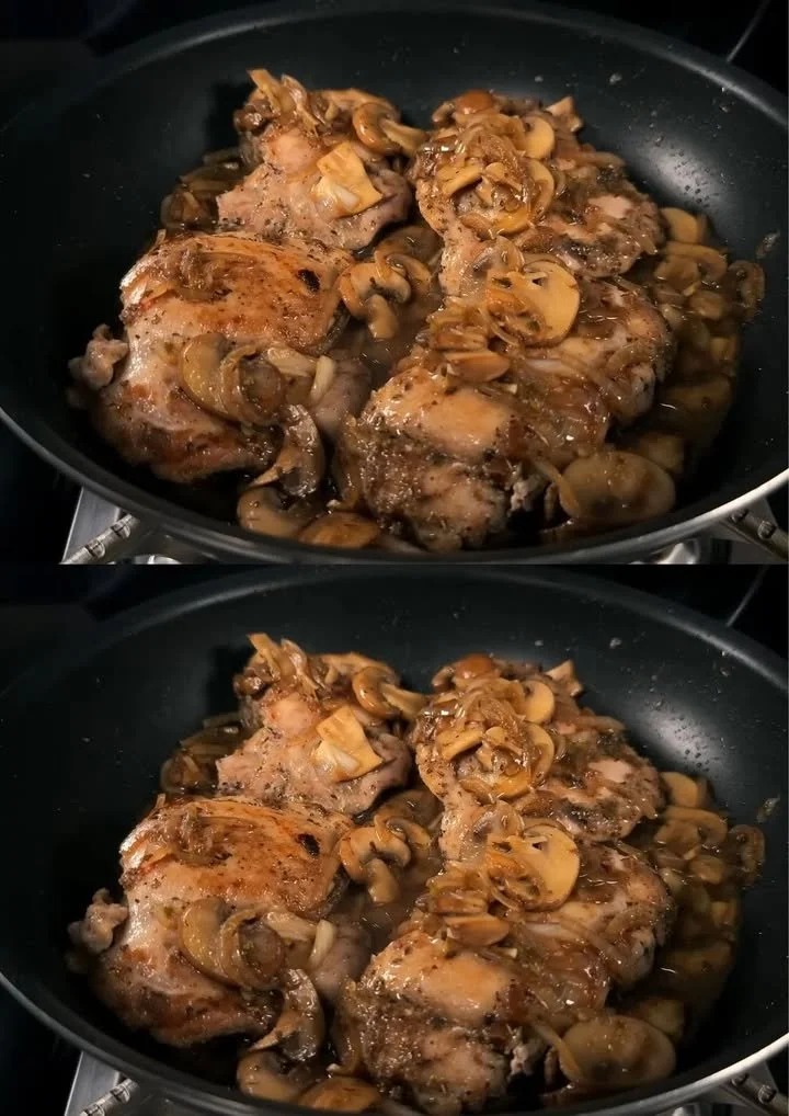 Sappige kip in champignonsaus op een bord, klaar om te serveren.