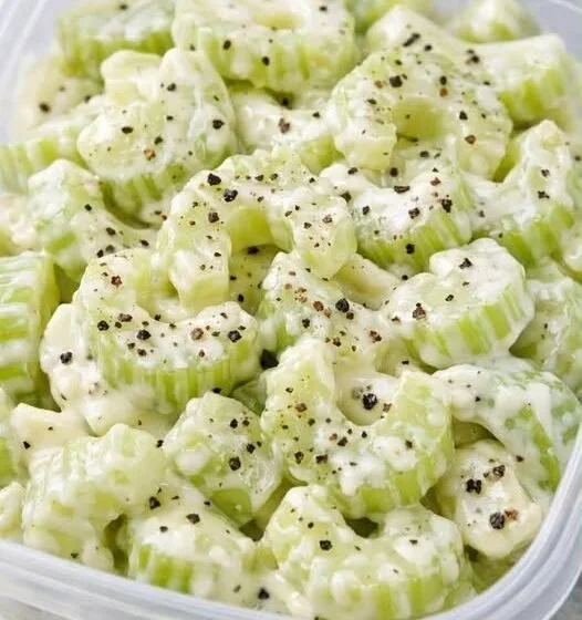 Selderijsalade met romige dressing in een schaal