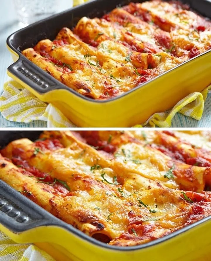Siciliaanse cannelloni met romige vulling en tomatensaus op een bord
