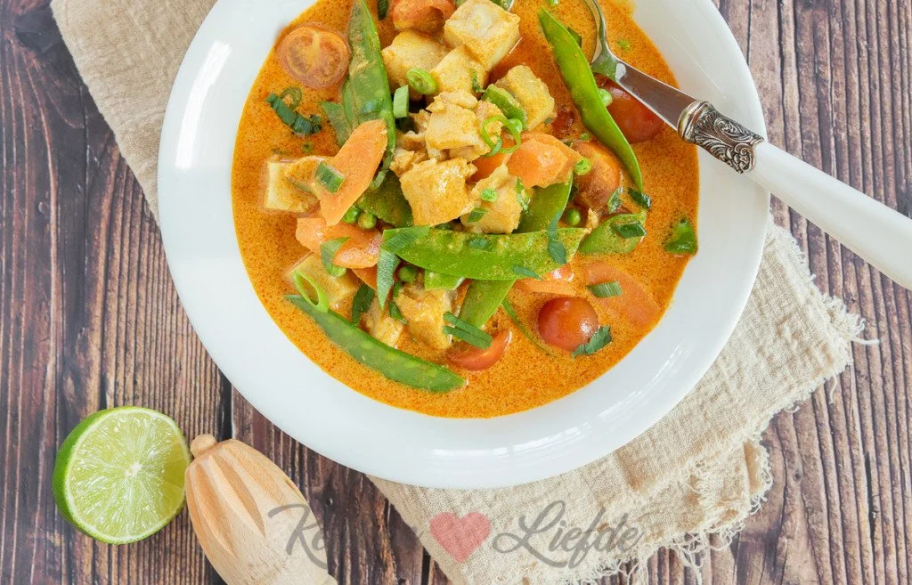 Heerlijke Thaise visschotel met verse ingrediënten en kruiden