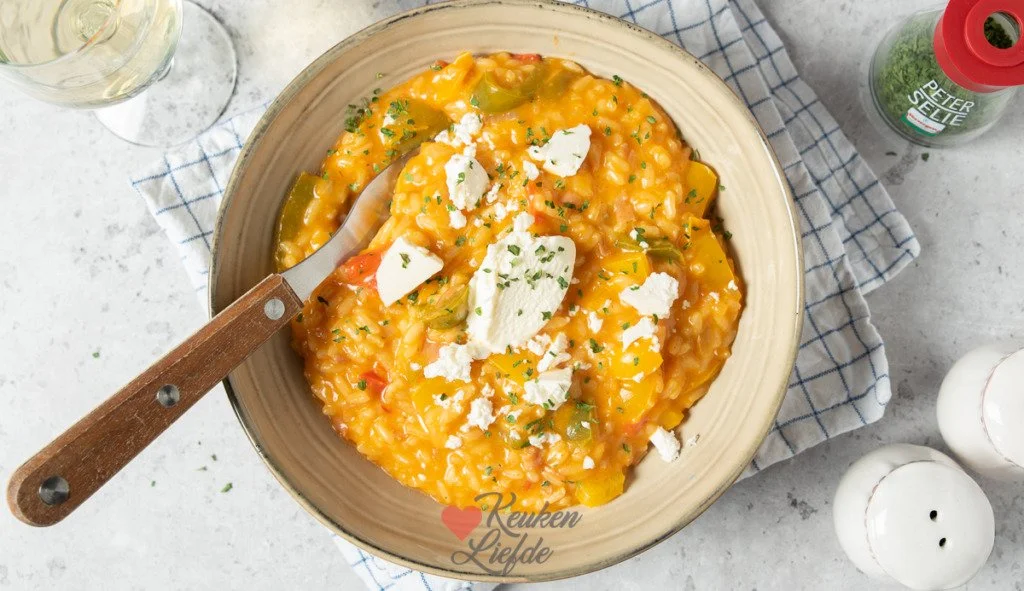Heerlijke tomatrisotto met paprika en feta gerechten op een bord.
