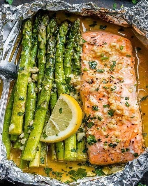 Eenvoudig recept voor zalm en asperges in papillote met verse ingrediënten