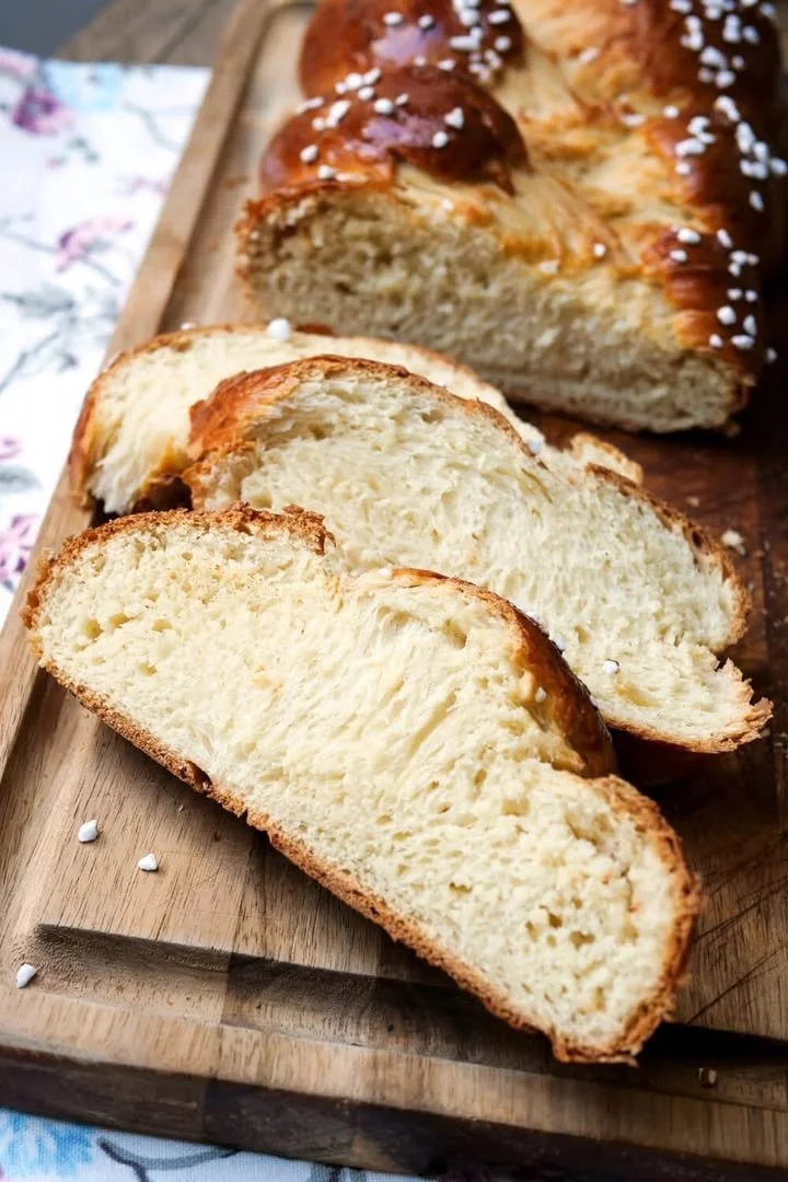 Fluffiger Hefezopf, süß und saftig, frisch gebacken wie beim Bäcker