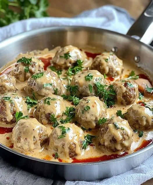 Gehaktballetjes met romige champignonsaus en aardappelpuree als diner.