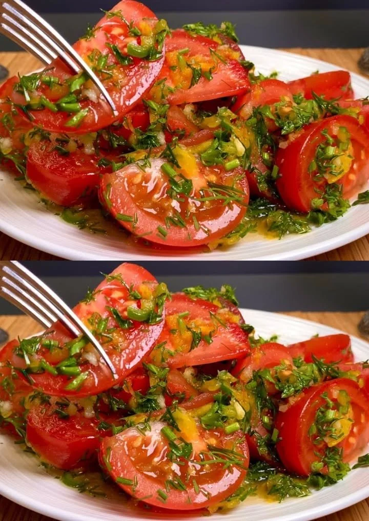 Heerlijke tomatenvoorgerecht salade met olijfolie en azijn