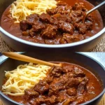 Een heerlijke kom Hongaarse goulash met groenten en vlees als comfortfood.