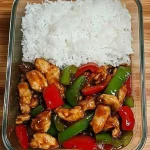 Kipfilet met paprika en rijst bereid in 15 minuten