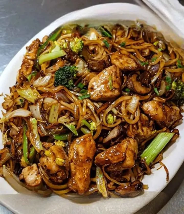 Snel recept voor knoflookkip met Lo Mein noedels in 15 minuten